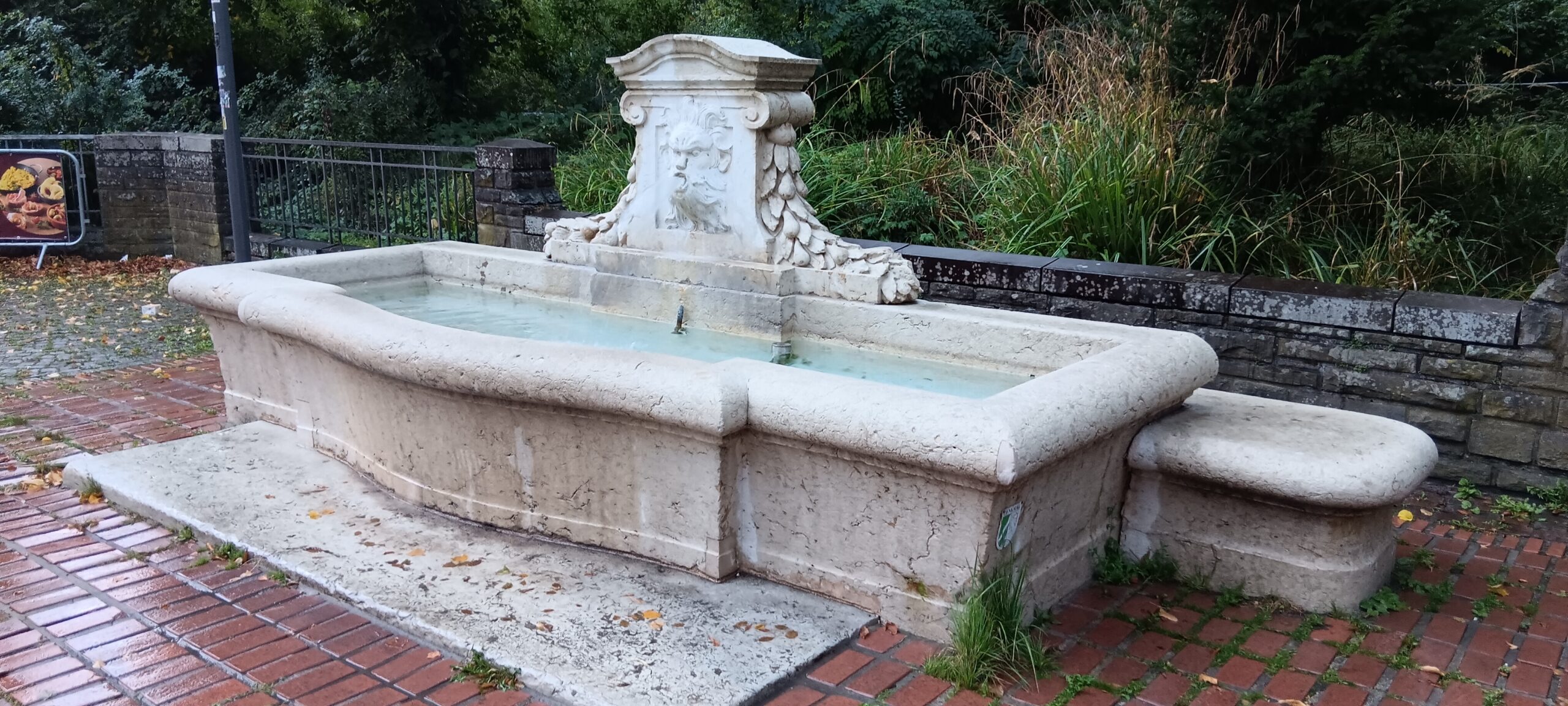 Brunnen zwischen dem Bergischen Löwen und der Villa Zanders.